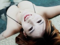 수영장에서 풍만한 몸매를 드러낸 미소녀 ::: 